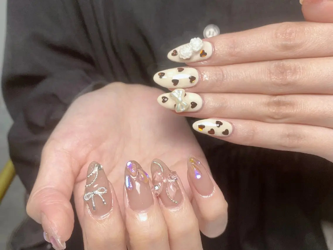 ネイル チークネイル フレンチネイル ジェルネイル ガラスフレンチ キラキラネイル ハンドネイル UM Nail Salonのネイルデザイン
