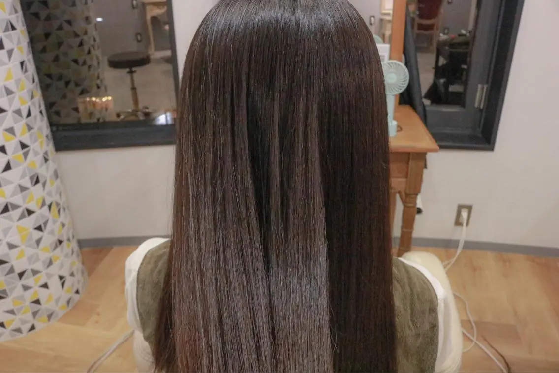 セミロング 縮毛矯正 透明感カラー🇰🇷 レイヤー✨桑原　研太のヘアスタイル