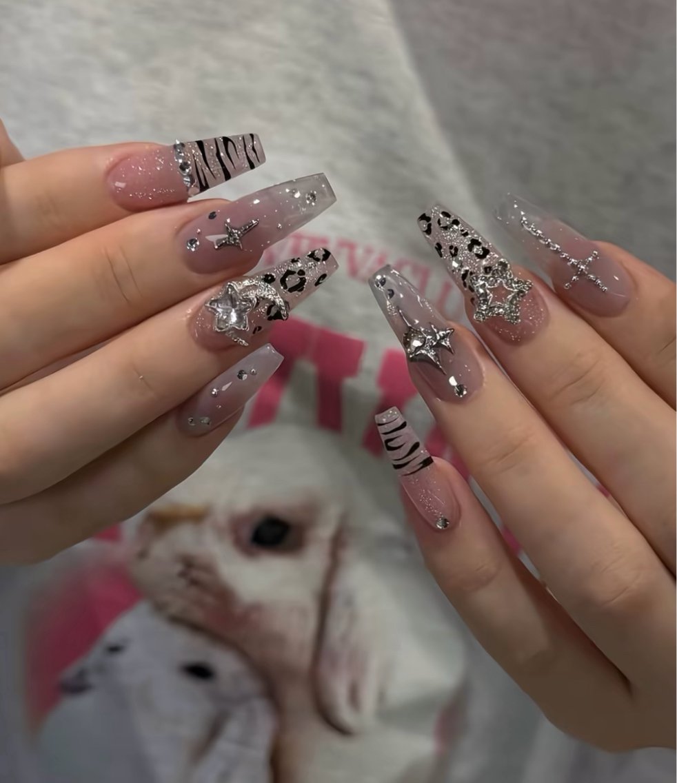ネイル アートネイル ボルドー 長さ出し ハロウィン キラキラネイル ハンドネイル ハンドケア Mina Aurea Nailのネイルデザイン