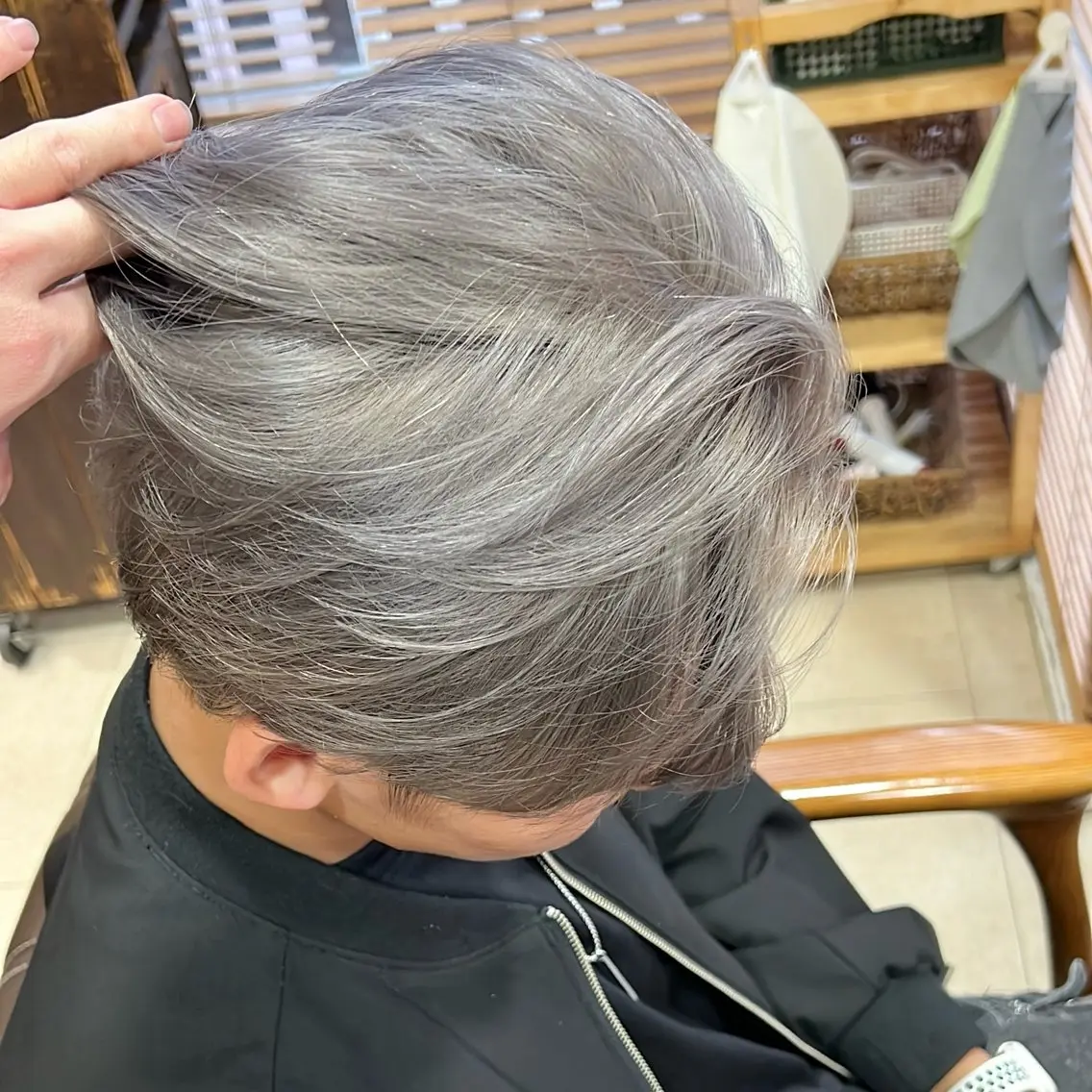 カラー メンズ メンズブリーチ ブリーチ シルバー ホワイトシルバー カット ヘアカラー トリートメント KENTO 【茨城1の縮毛矯正】のヘアスタイル