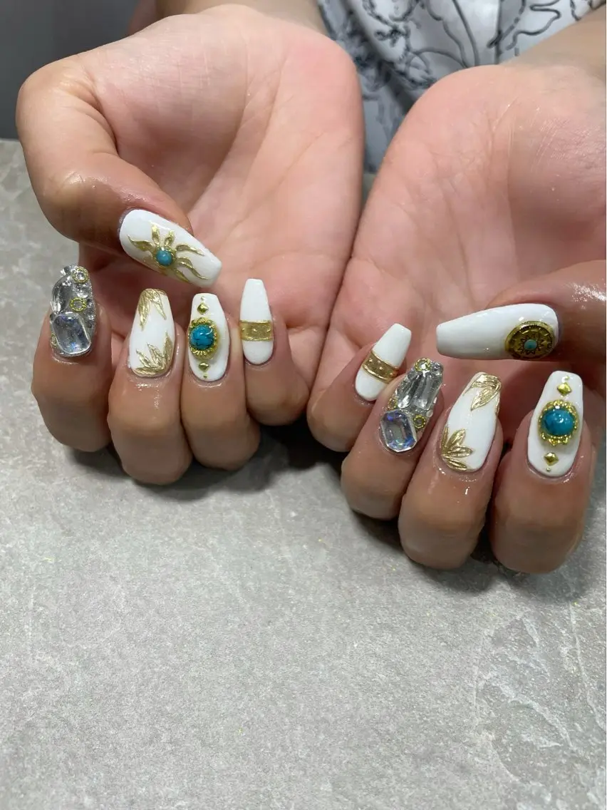 ネイル LAVISH 大和店 emi･:*+のネイルデザイン