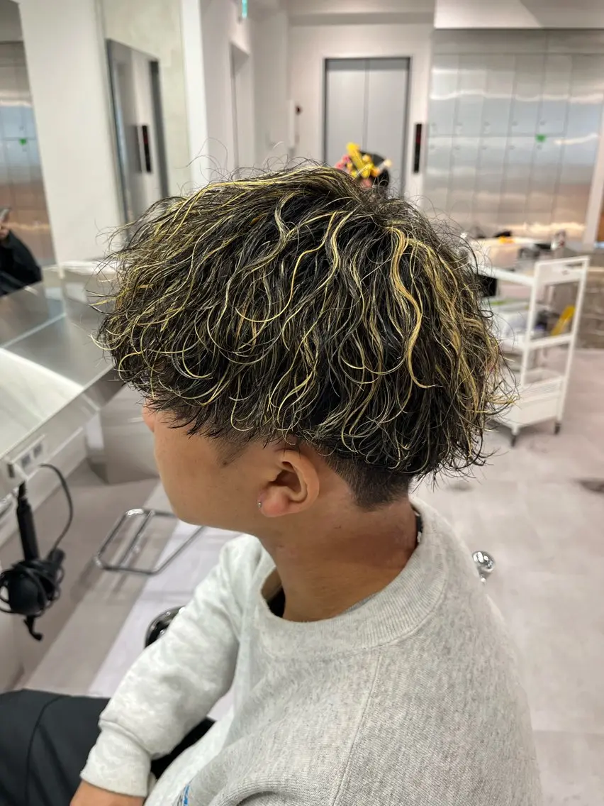 ショート カラー パーマ メンズ ⚡メンズパーマフ ェードカットTomyのヘアスタイル