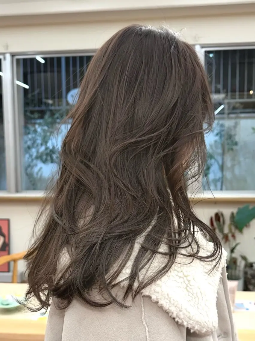 ロング カラー グレージュ 伊藤 愛実のヘアスタイル