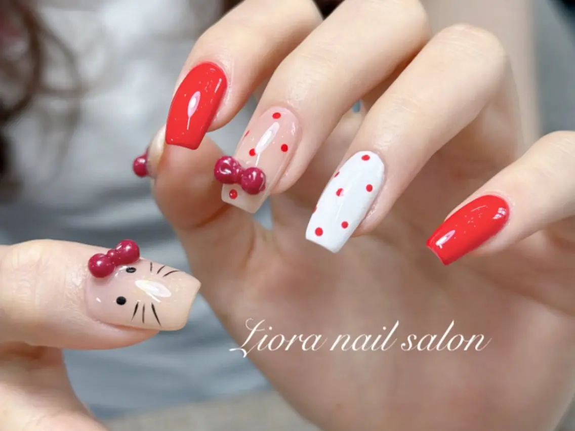 ネイル フレンチネイル ジェルネイル ガーリー グラデーション キラキラネイル ハンドネイル Liora nailのネイルデザイン
