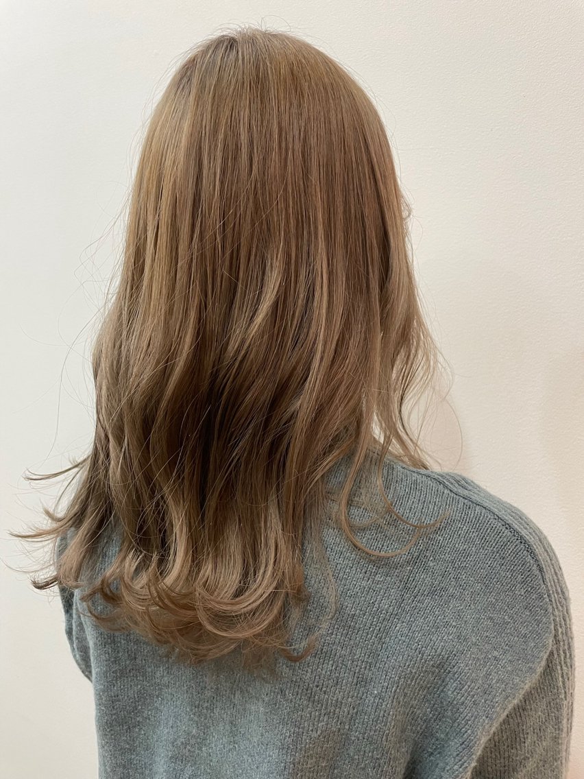 セミロング カット ヘアカラー 沖野 愛恵のヘアスタイル