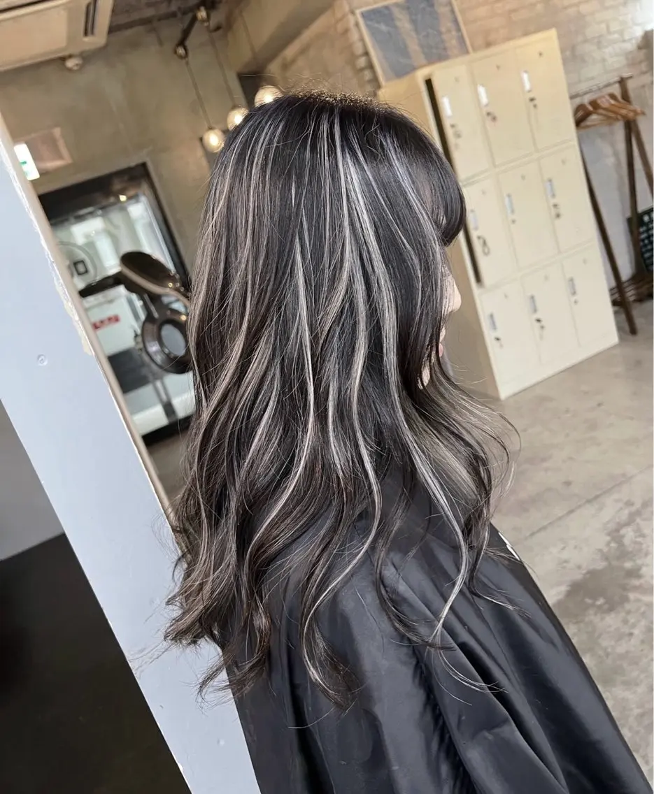 ロング カラー ダークグレー ダークグレージュ グレージュ ハイライトカラー ハイライト ヘアカラー トリートメント 指名数No.1 /NAOYAのヘアスタイル