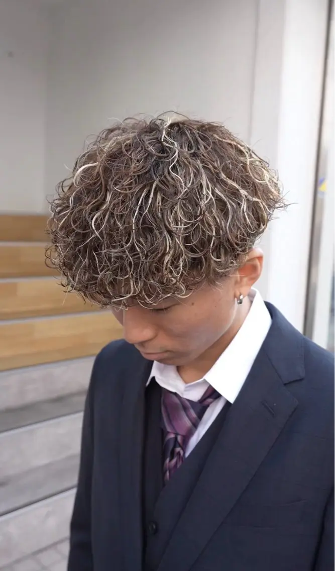 ショート パーマ メンズ メンズパーマ 波巻きパーマ カット パーマ メンズパーマ特化 川岸のヘアスタイル