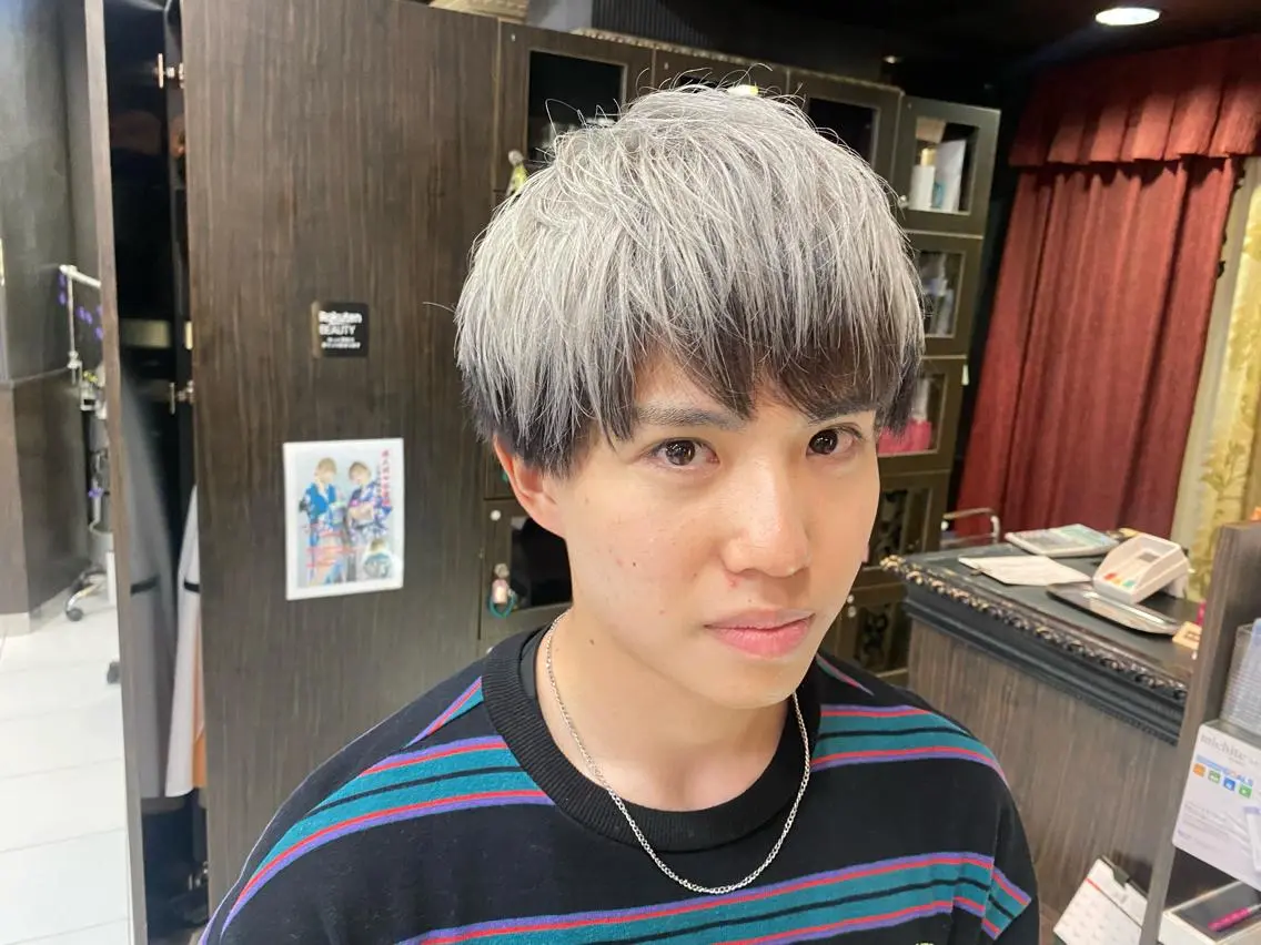 カラー メンズ メンズブリーチ ブリーチ ダークグレー シルバー ヘアカラー トリートメント ホワイト系はお任せ /ブリーチ/店長岩崎のヘアスタイル