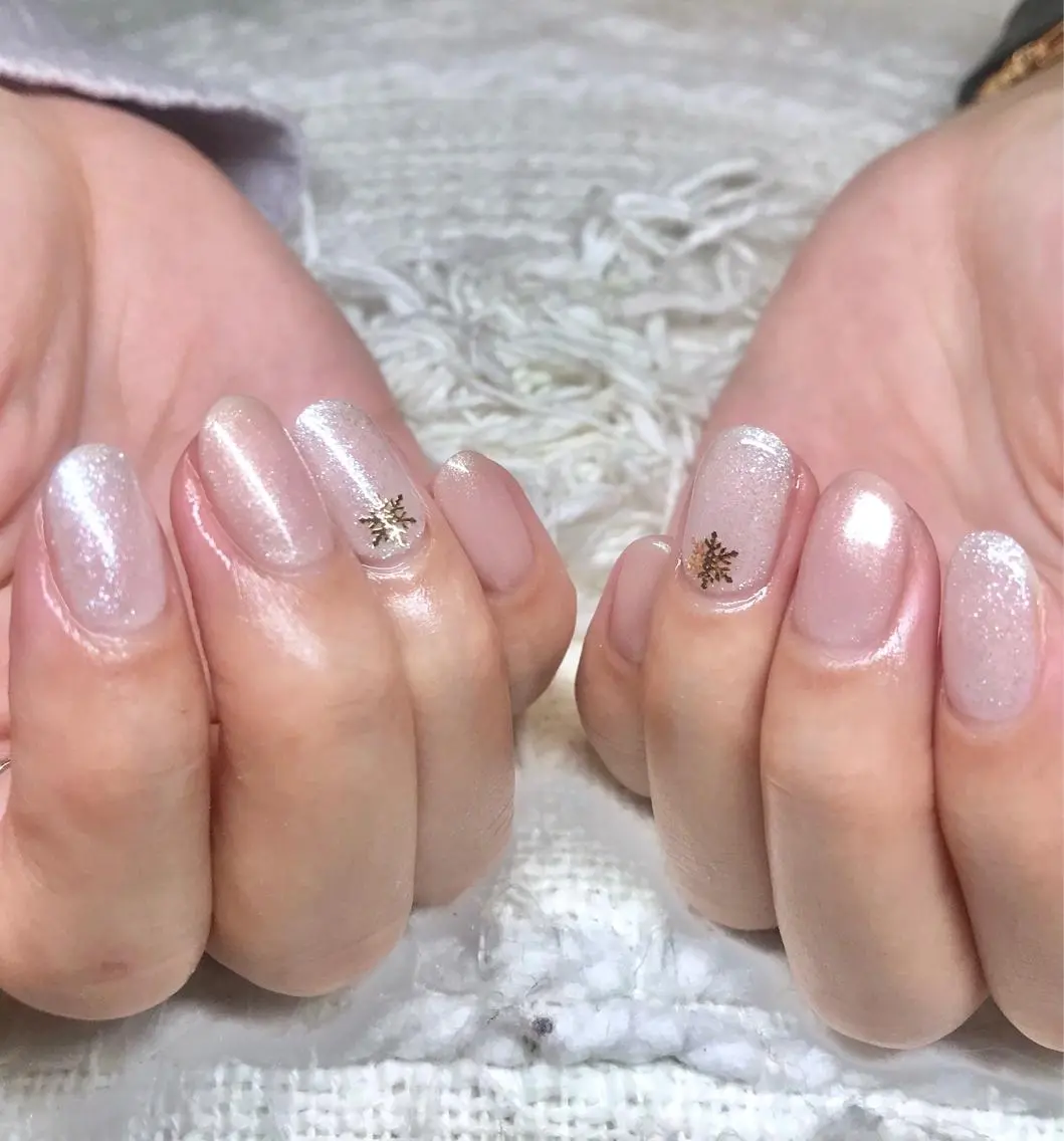 ショート カラー パーマ ヘアアレンジ ネイル マツエク・マツパ ラメ(グリッター) ホワイト el. by Aoのネイルデザイン