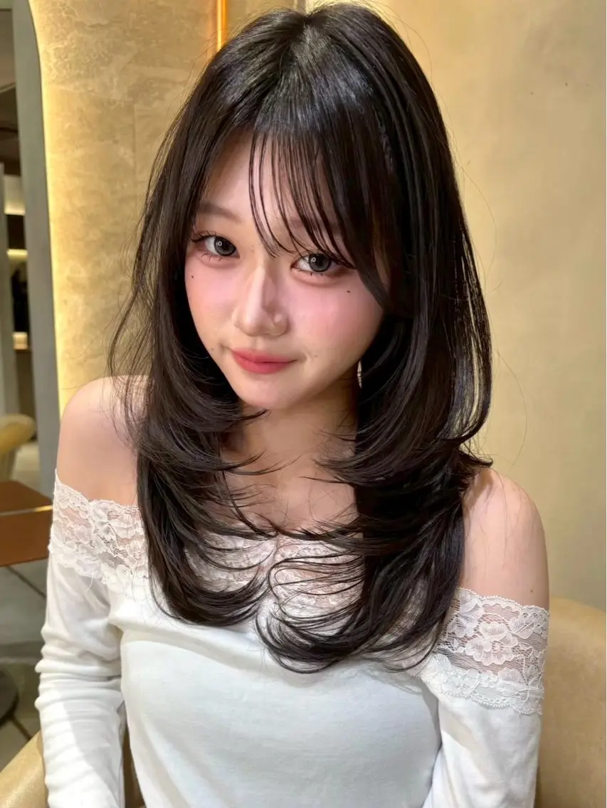 セミロング 顔まわりレイヤー 韓国風ヘア レイヤーカット シースルーバング 小顔カット カット ヘアカラー トリートメント 小顔レイヤー/顔周り 艶髪カラー/金山のヘアスタイル