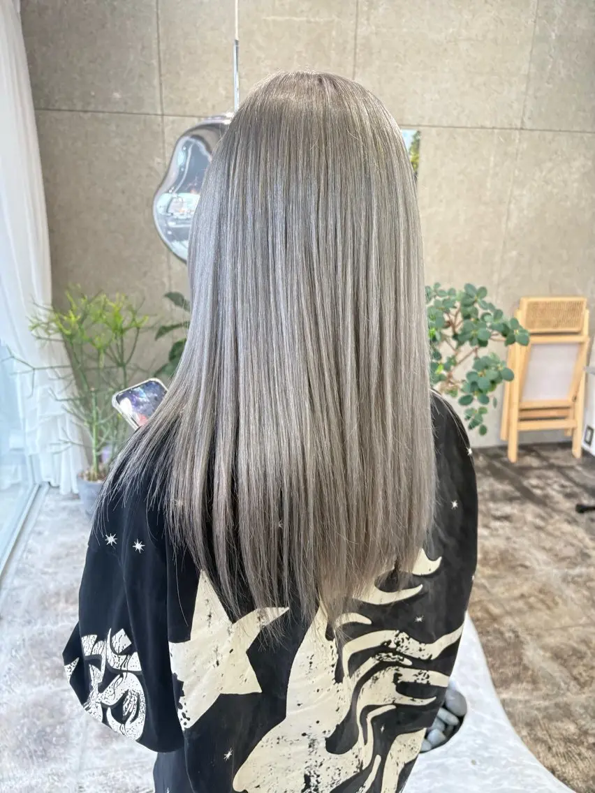 カラー 抜きっぱなしブロンド シルバー KUBO HADUKIのヘアスタイル