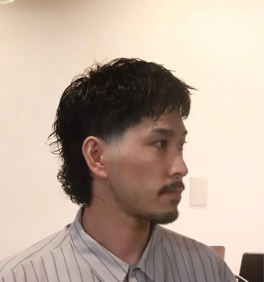 カラー メンズ フェードカット メンズウルフカット ウルフカット カット ヘアカラー 門岡 一沙のヘアスタイル
