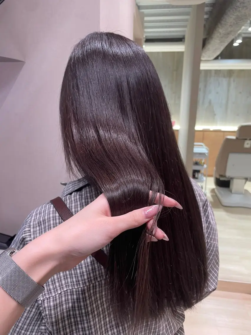ロング レッドブラウン トリートメント カット ヘアカラー トリートメント emusalon Rinaのヘアスタイル