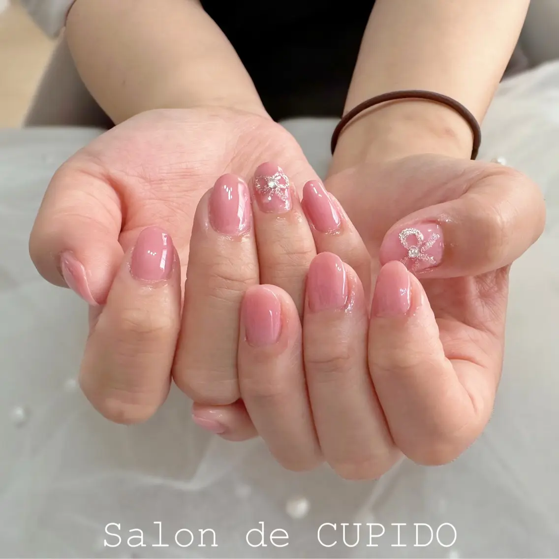 ネイル アートネイル オフィスネイル ピンク ぷっくりネイル リボン Salon de CUPIDOのネイルデザイン