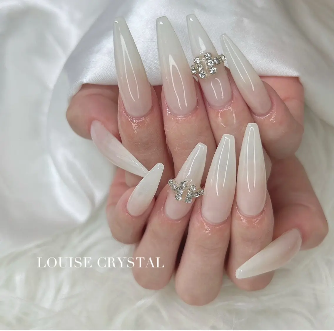 ネイル ロングネイル ハンドネイル LOUISE CRYSTALのネイルデザイン