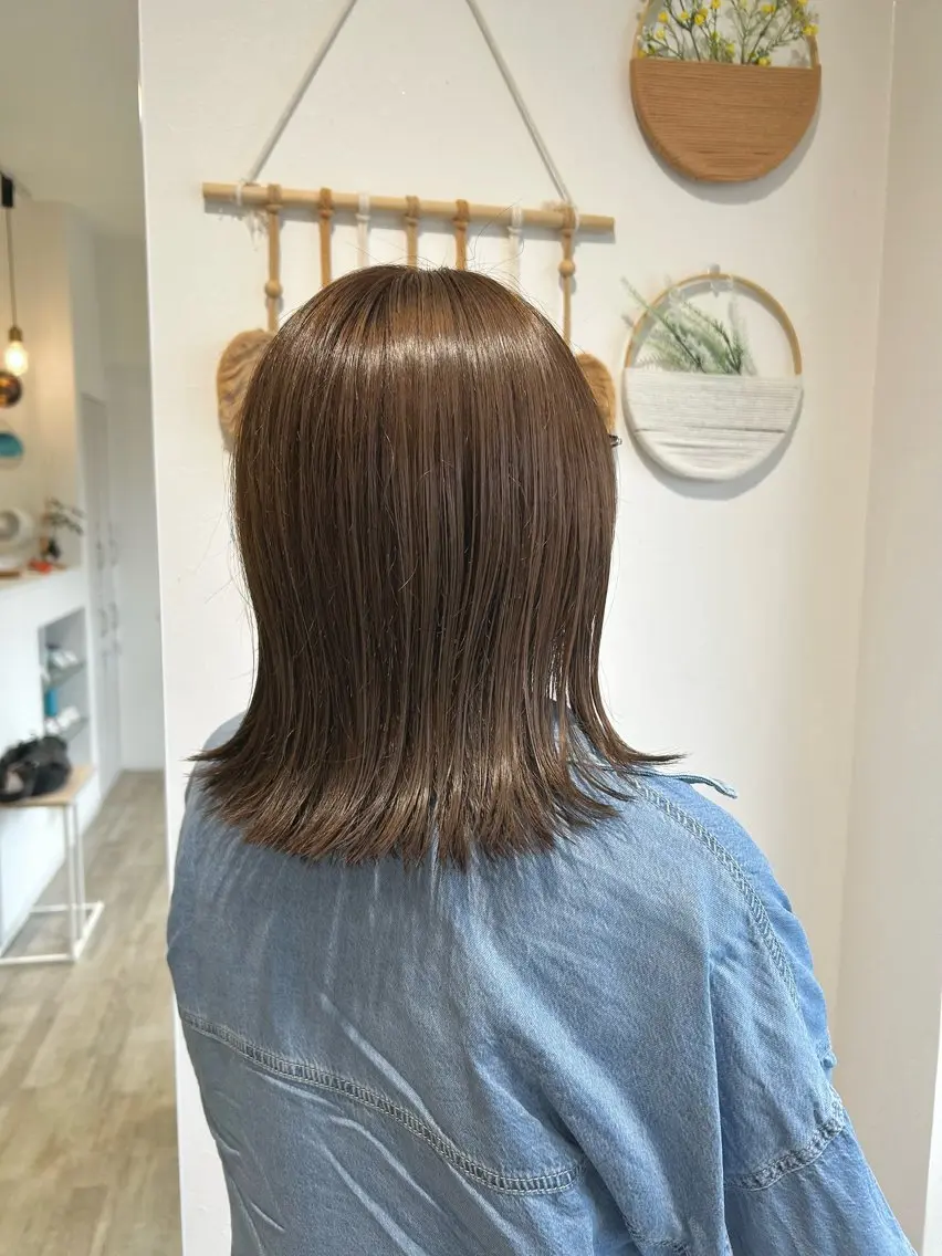 ミディアム 外ハネヘア カット ヘアカラー トリートメント やじま ひろこのヘアスタイル