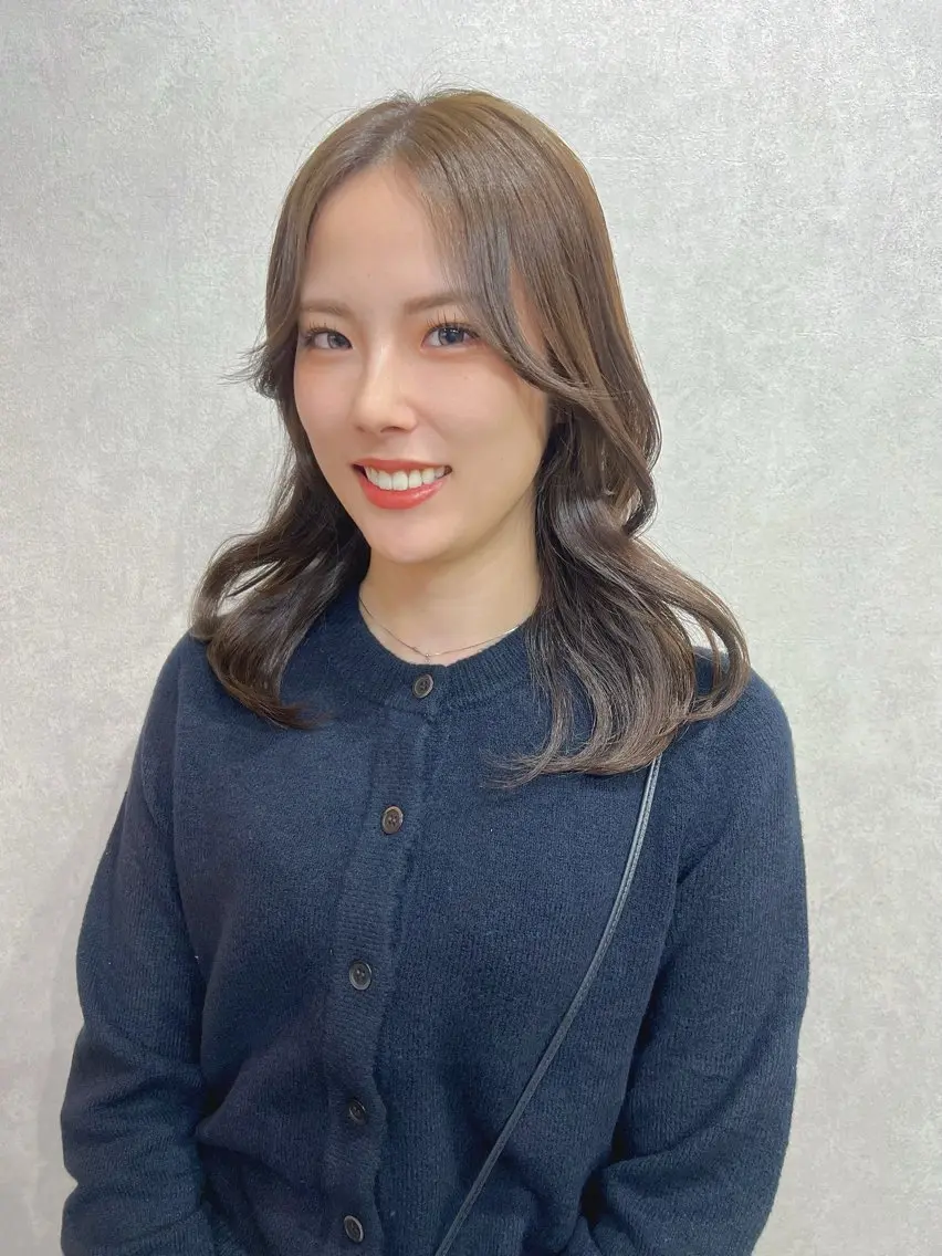 セミロング セミロングパーマ ボブ 顔周りカット カット トリートメント YUI ハイトーンカラーのヘアスタイル