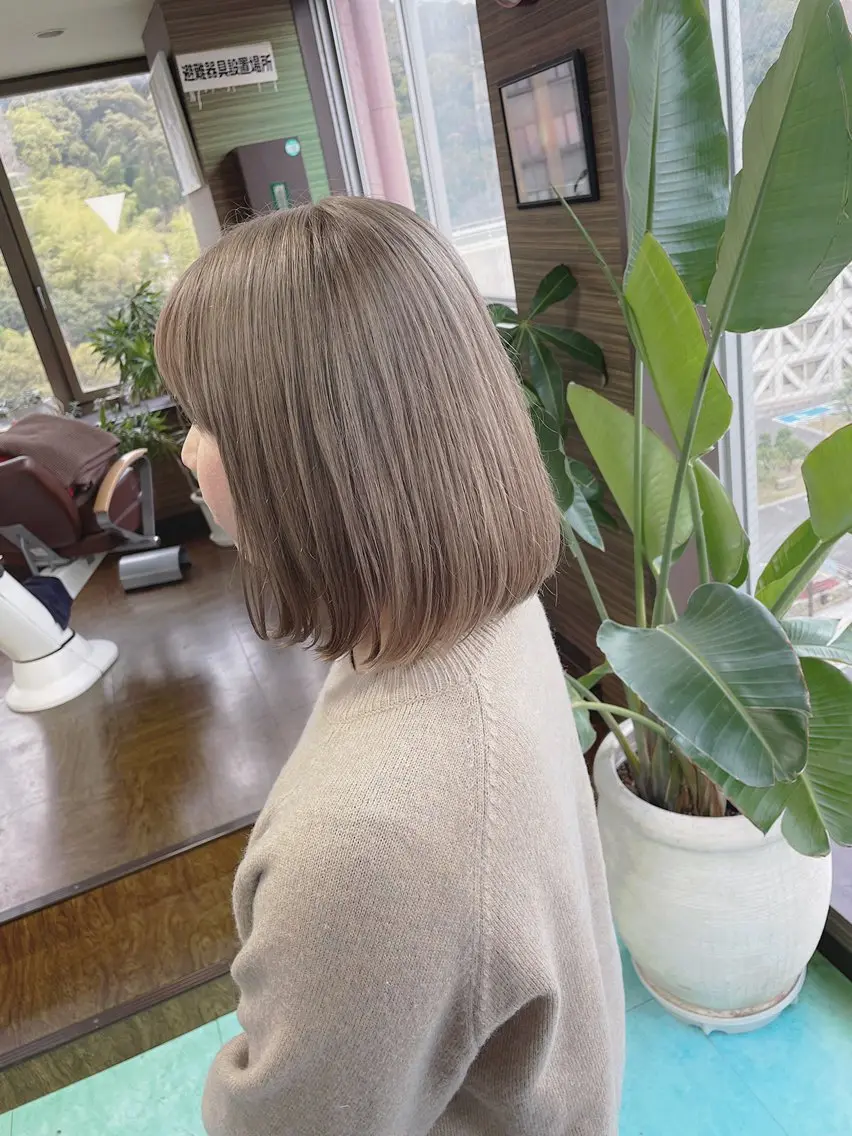 ミディアム カラー ベージュカラー ブリーチ 透明感カラー シルバー シルバーベージュ ヘアカラー 土居 正季のヘアスタイル