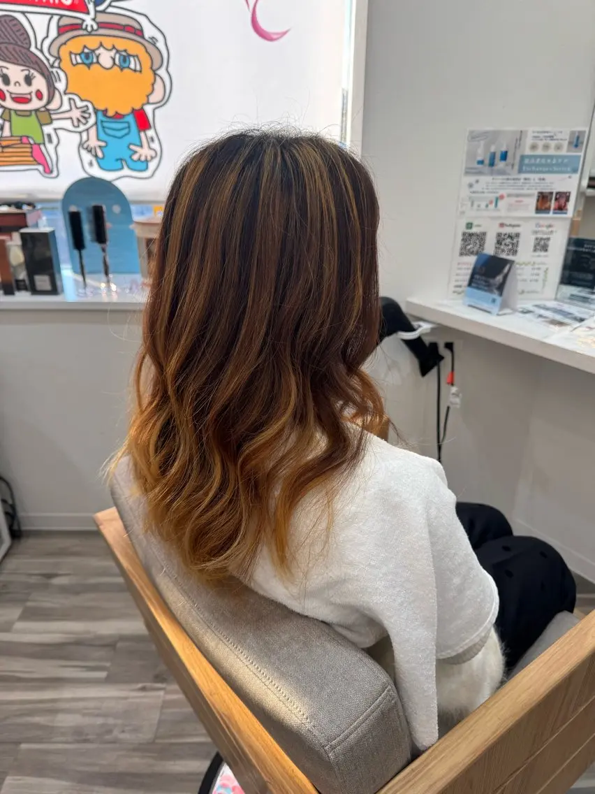 ロング カラー バレイヤージュ ブリーチ レイヤーカット 伴 貴吉のヘアスタイル