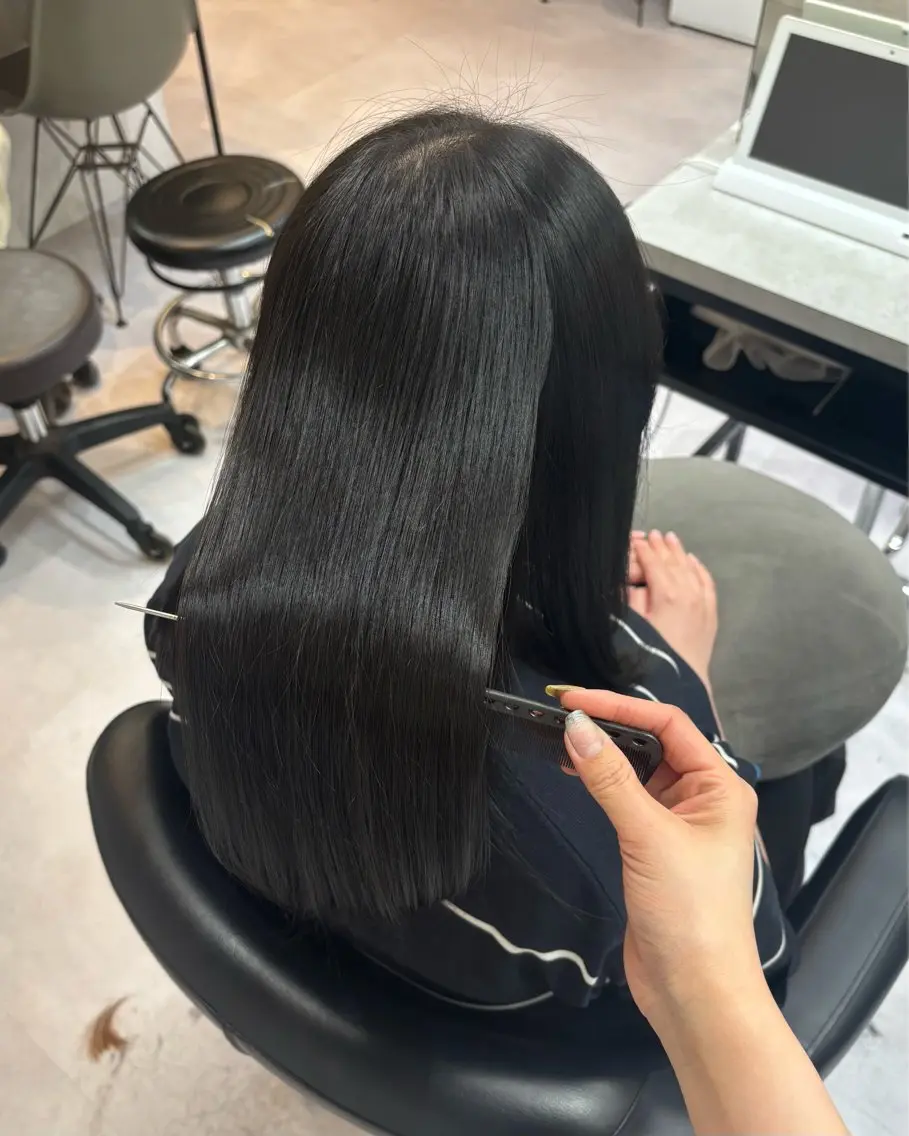 セミロング カラー ブリーチ 透明感カラー ダークグレー ダークグレージュ グレージュ カット ヘアカラー レイヤーカット/ 暗髪カラー🧸ナシコのヘアスタイル