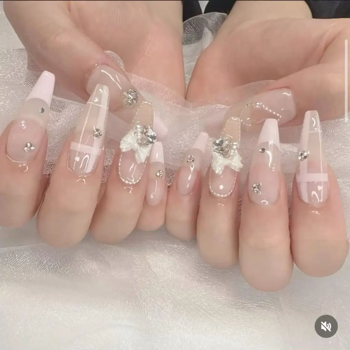 ネイル キラキラネイル 韓国ネイル ロングネイル ワンホンネイル ハンドネイル Josie nail salonのネイルデザイン