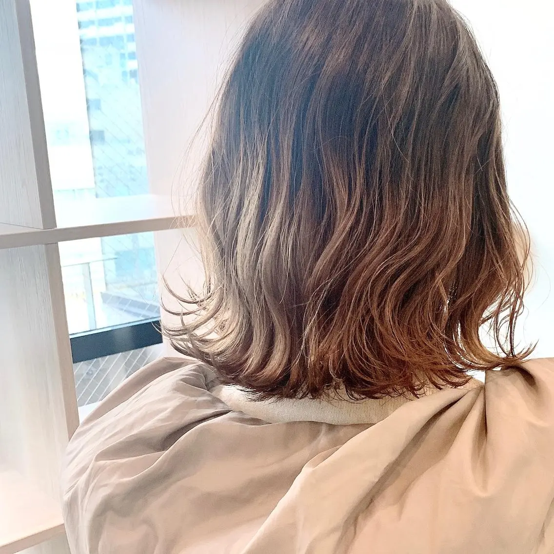 ショート カラー ベージュカラー デザインカラー グラデーションカラー NUMBER_ ユイナのヘアスタイル