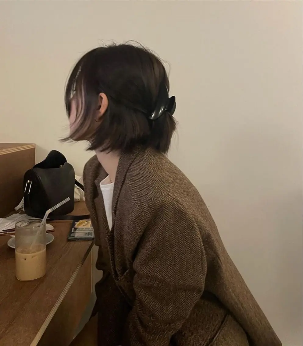 ミディアム ぱつっとボブ/ ボブ特化/タッセルのヘアスタイル
