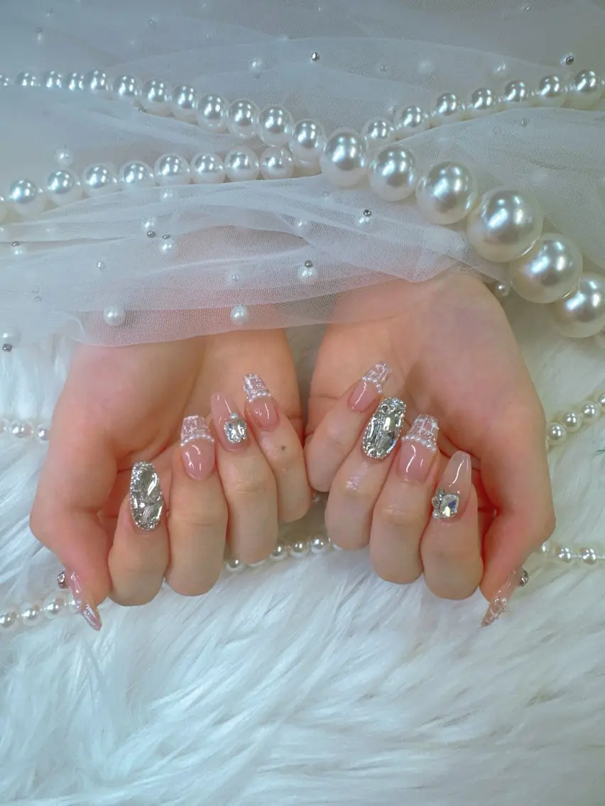ネイル ボルドー チークネイル ドット 長さ出し フレンチネイル ハンドネイル Queeens nailのネイルデザイン