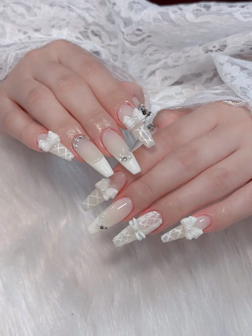 ネイル オーロラネイル フレンチネイル ジェルネイル ハロウィン キラキラネイル ハンドネイル H.baby Nail Salonのネイルデザイン