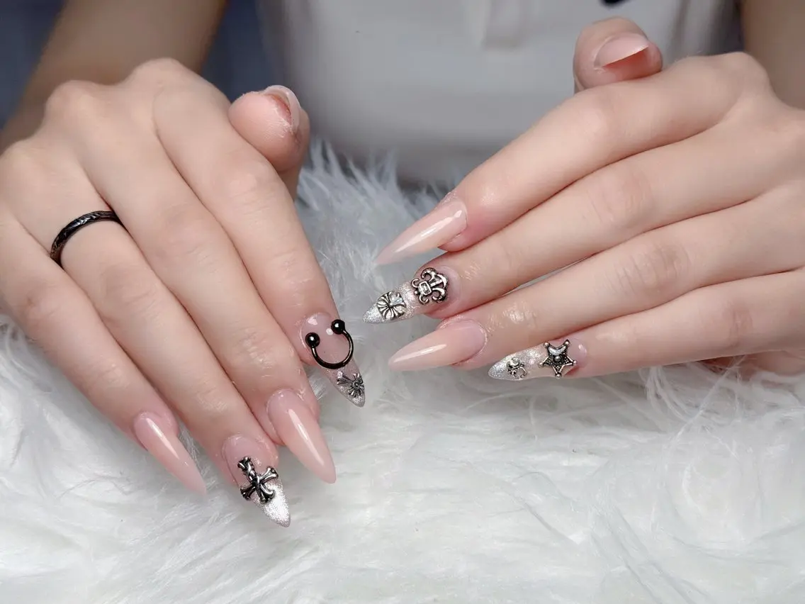 ネイル ガーリー キラキラネイル 韓国ネイル ロングネイル シンプルネイル ハンドネイル Genie Mika Nailsのネイルデザイン
