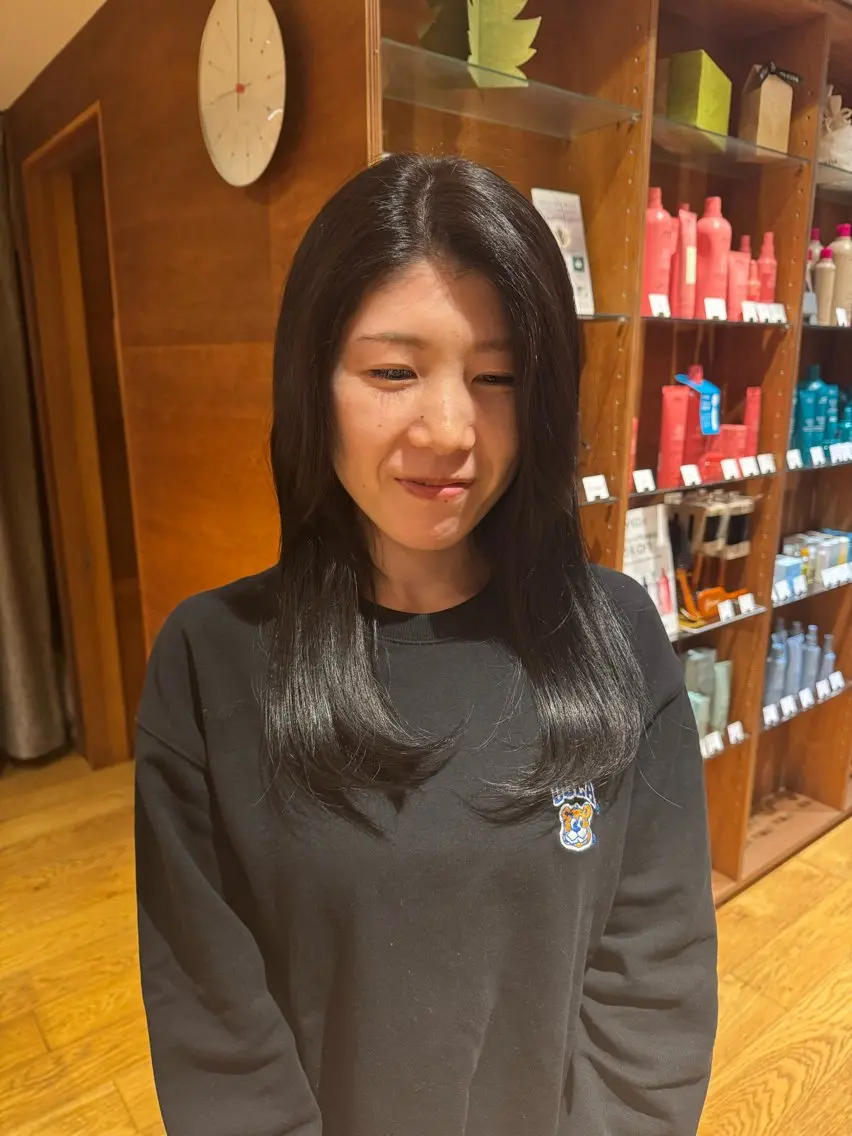 セミロング カラー 黒髪 ダークグレー ダークグレージュ グレージュ ヘアカラー 中野 遥のヘアスタイル