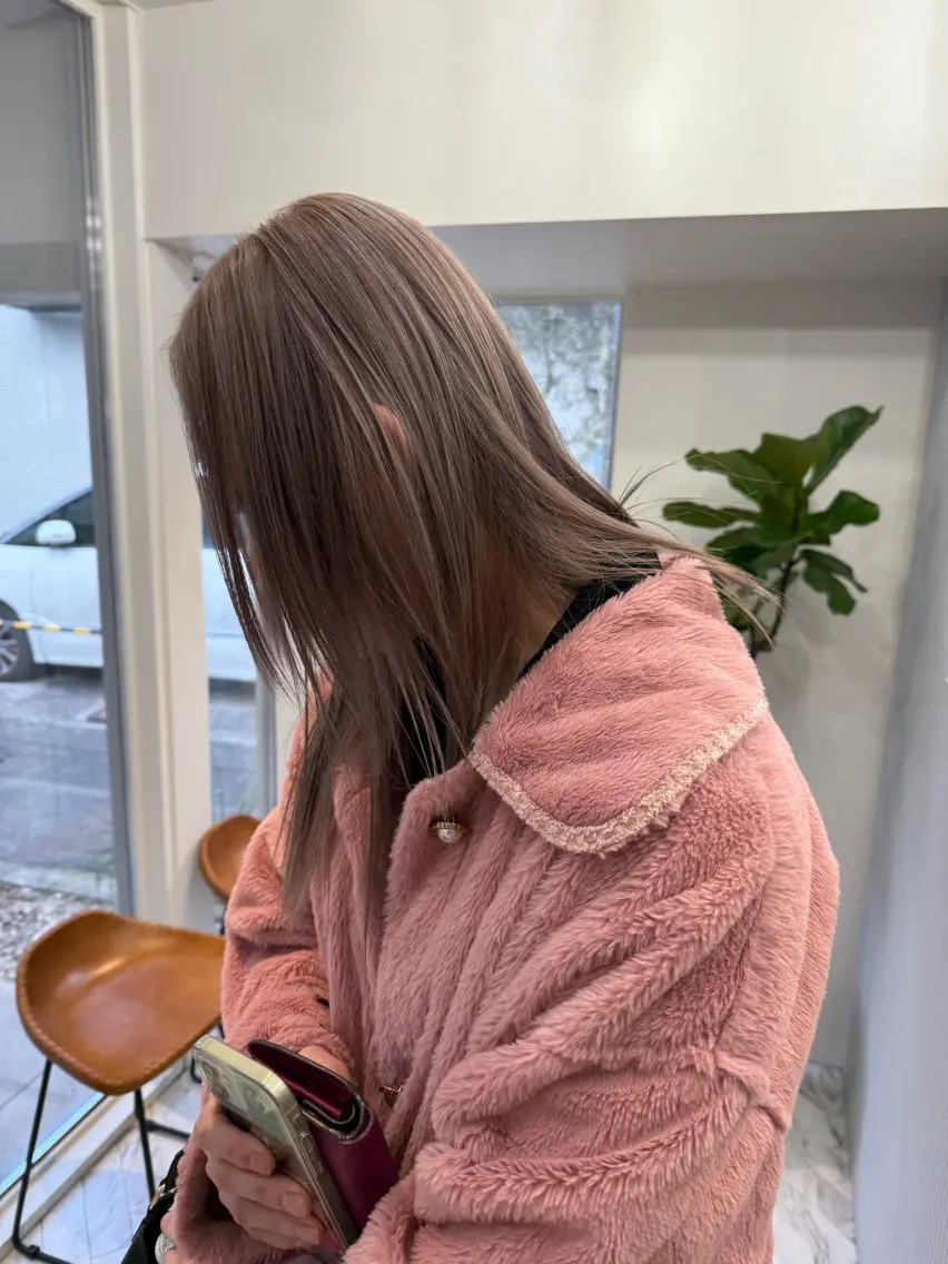 ロング カラー ミルクティー× グレージュMOMOのヘアスタイル