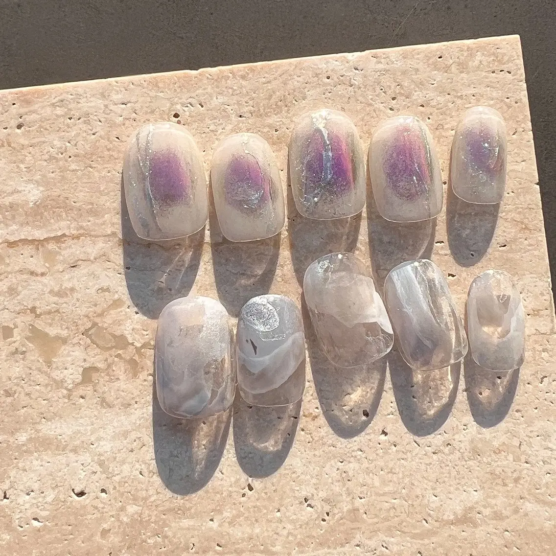 ネイル チークネイル ニュアンスネイル シルバー ホワイト 冬ネイル pointillé .ayaのネイルデザイン