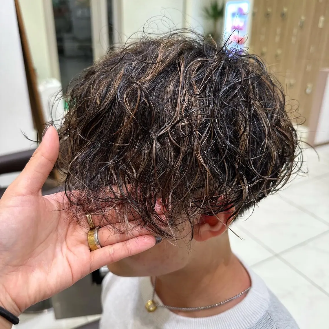 ショート メンズ メンズハイライト メンズパーマ ハイライト カット パーマ タッセルボブ× 美髪・髪質改善のヘアスタイル