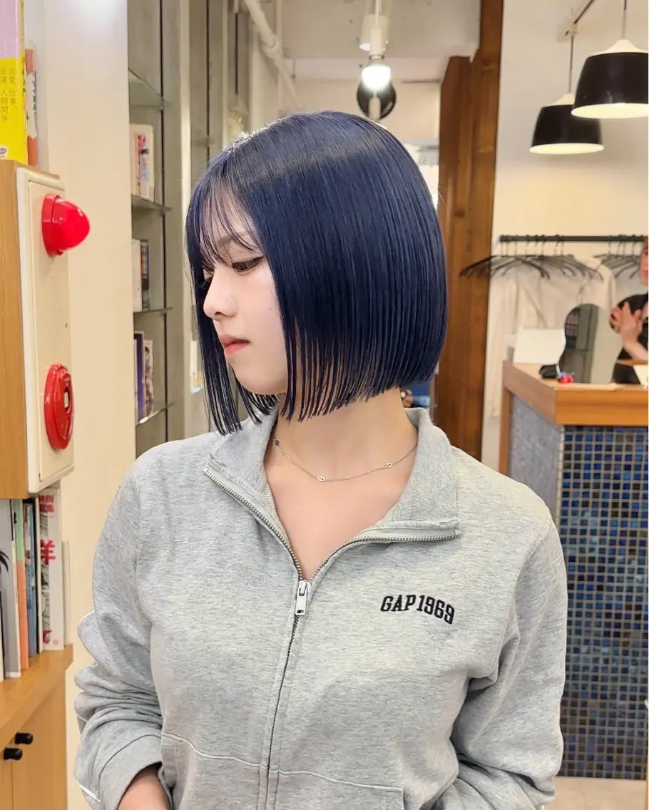 ショート カラー ブリーチ ネイビーカラー ボブ カット ヘアカラー トリートメント 似合わせボブ/矯正 /ハイトーン/ひさとのヘアスタイル