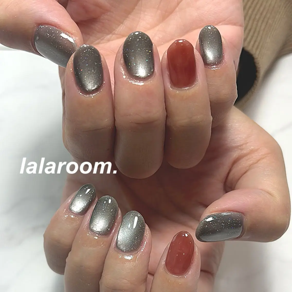 ネイル キラキラネイル マグネットネイル オフィスネイル ワンカラーネイル シンプルネイル ハンドネイル lala room.のネイルデザイン