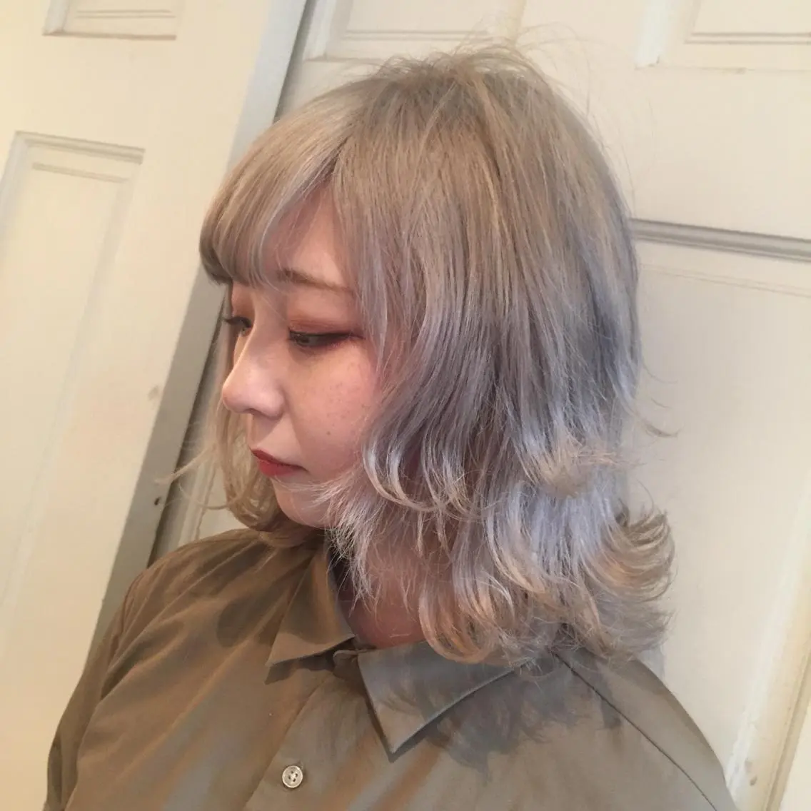 ミディアム カラー アッシュ ホワイトアッシュ ヘアカラー ホワイト&レイヤーカ ットエクステ長畠俊輔のヘアスタイル