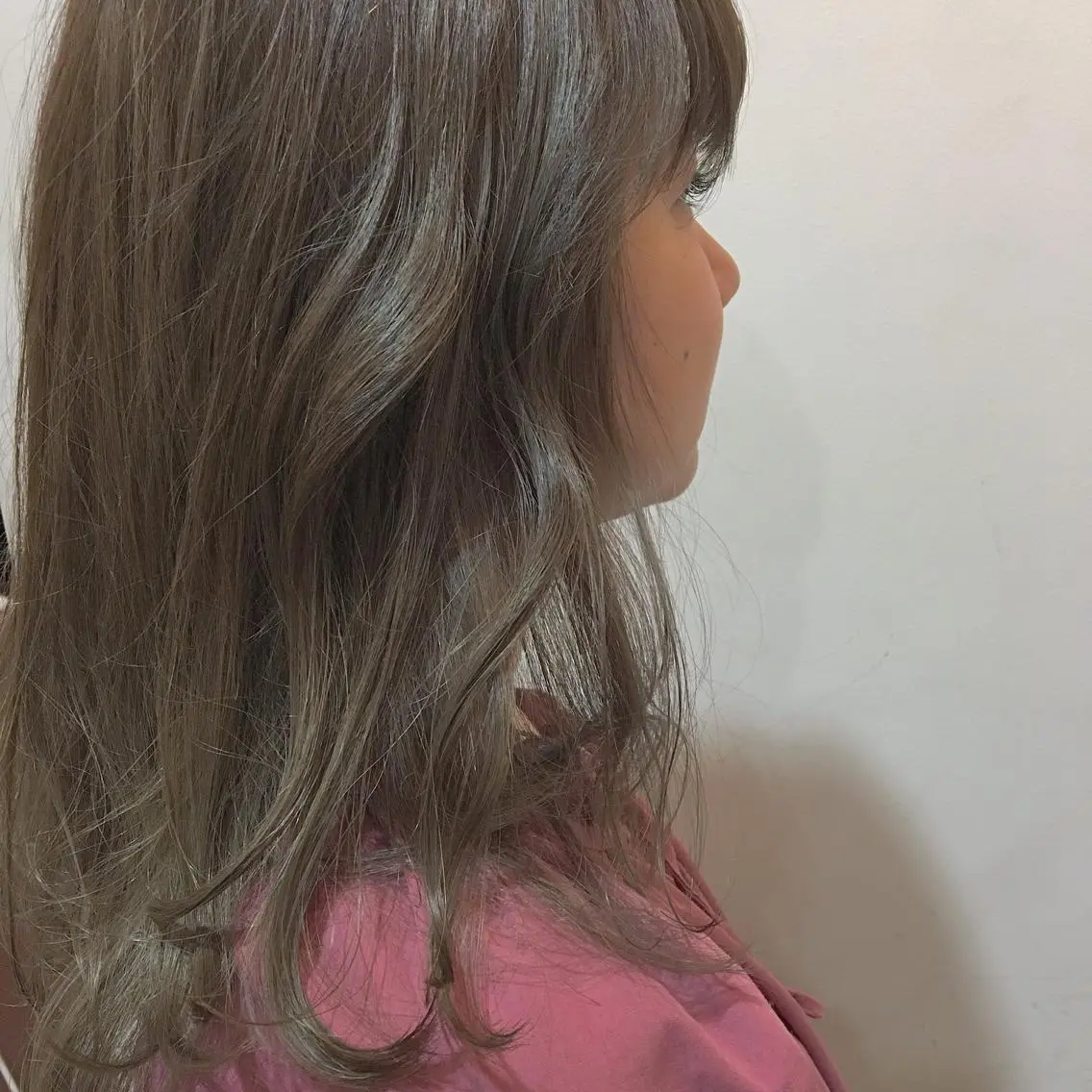 セミロング カラー ベージュカラー ブリーチ 透明感カラー ミルクティーベージュ ブリーチなしカラー NEWI 京橋 【yoko】のヘアスタイル