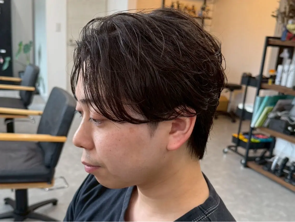ショート パーマ メンズ センターパート フェードカット マッシュ メンズパーマ スペインカール 宮下 遼太のヘアスタイル
