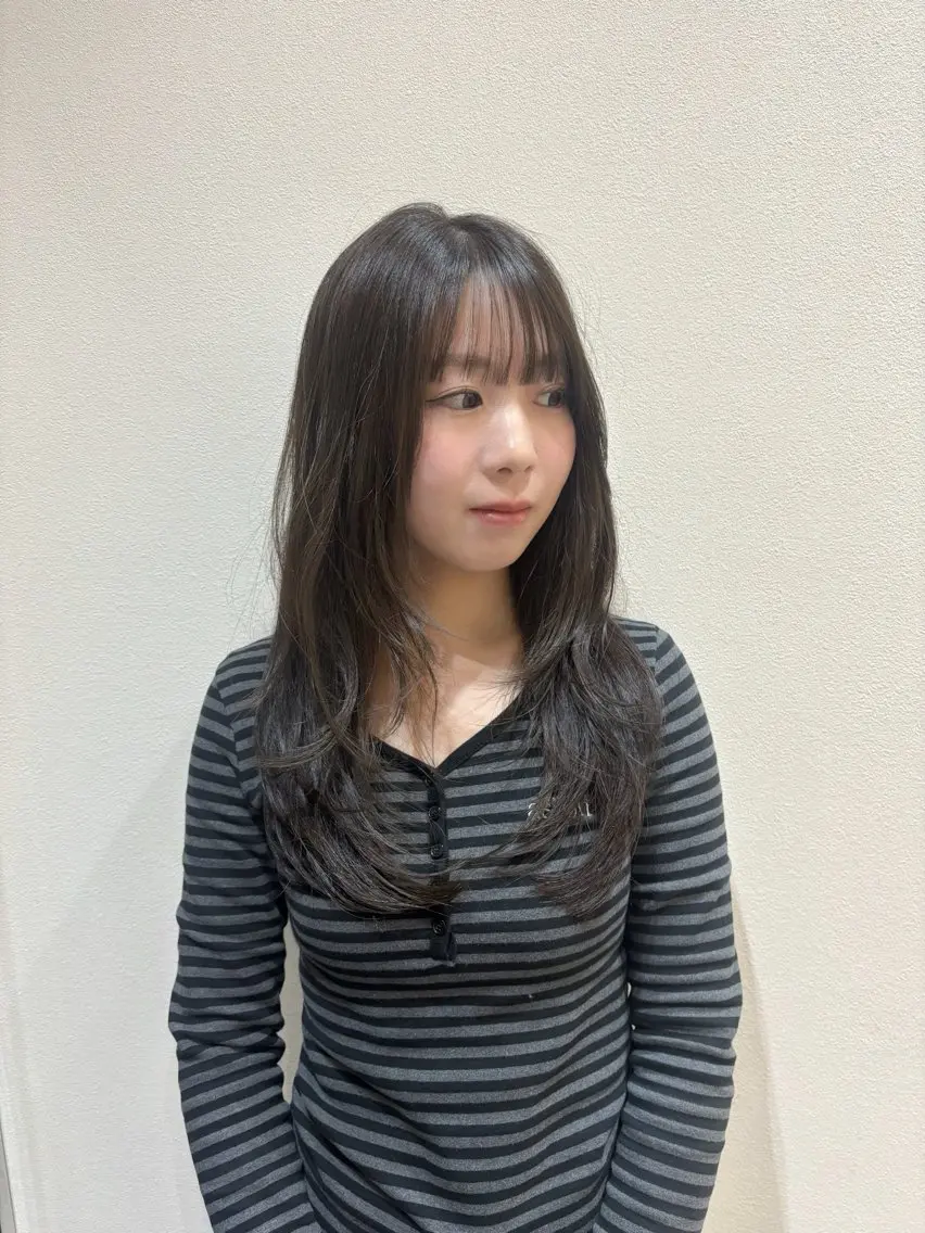ロング カラー ベージュカラー オリーブベージュ レイヤーカット カット ヘアカラー fuyuna🖤 レイヤーカットのヘアスタイル
