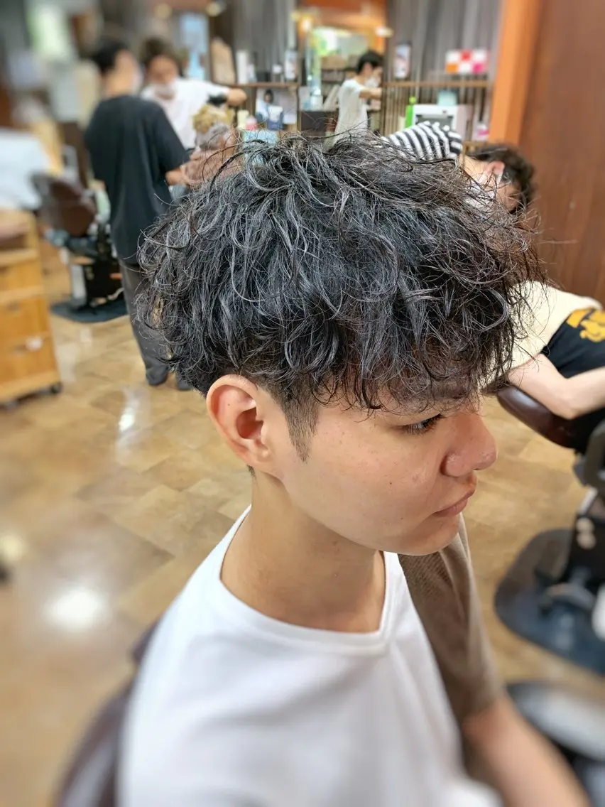 ショート パーマ メンズ 三谷 天兵のヘアスタイル