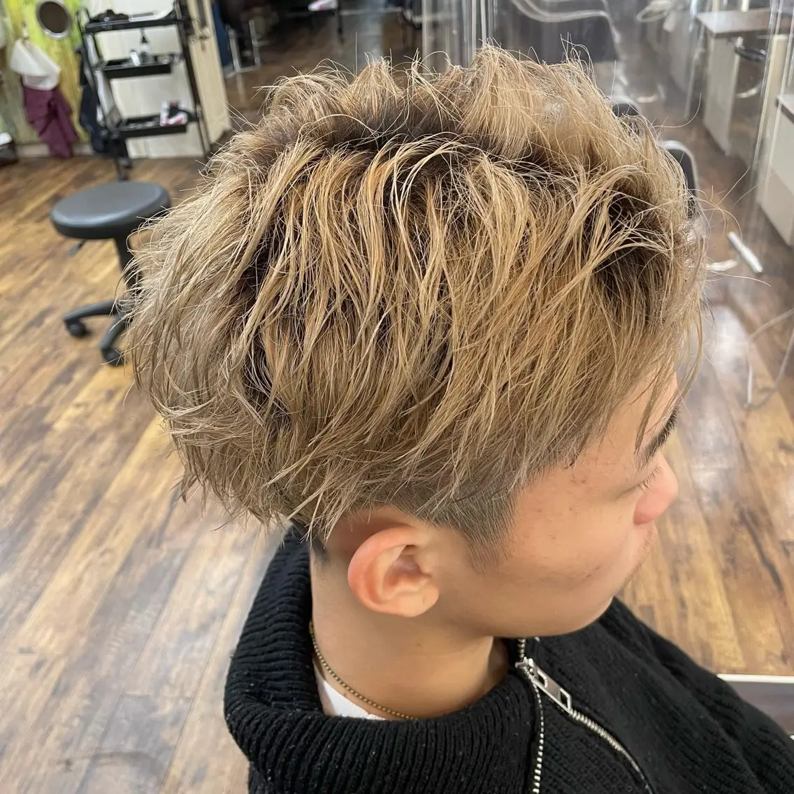 ショート カラー メンズ メンズハイトーン ベージュカラー ハイトーンカラー カット ヘアカラー 【メンズ特化】渡部 京弘/パーマのヘアスタイル