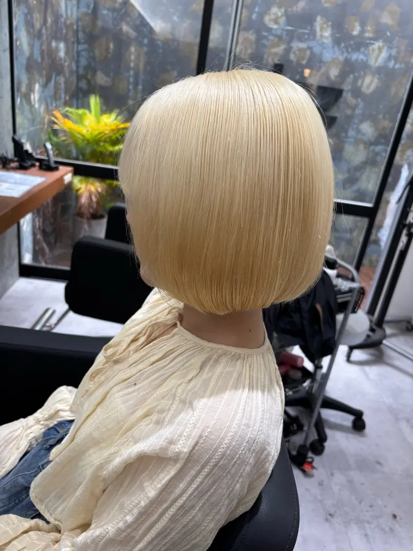 ショート カラー ヘアアレンジ 抜きっぱなしブロンド ブロンド ボブ vizz by el yts 北谷ブリーチのヘアスタイル