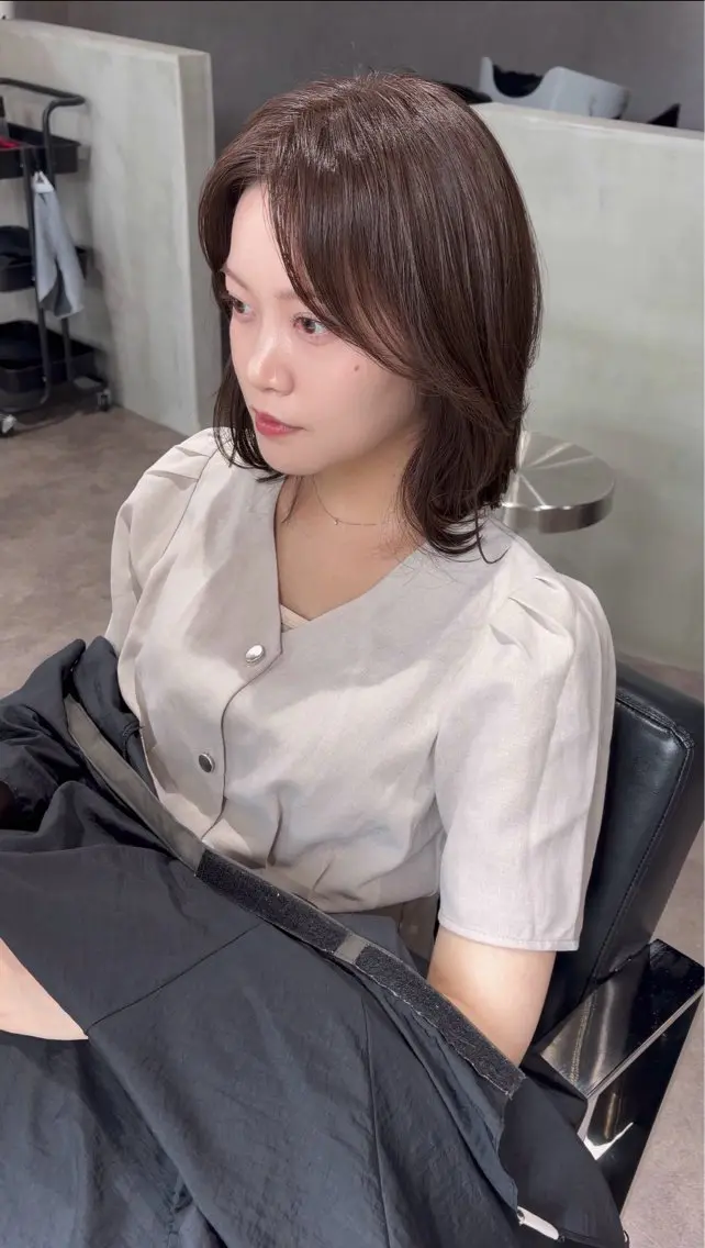 ミディアム カラー ミディアムレイヤー グレージュ レイヤーカット カット ヘアカラー トリートメント 城 慎太郎のヘアスタイル