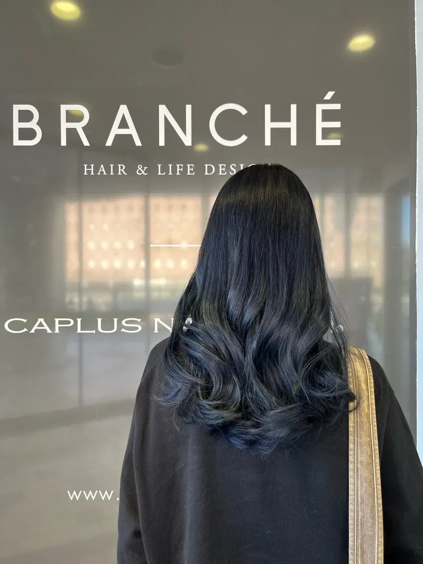 セミロング カラー 黒髪 ブリーチ ブルーカラー ブルーブラック 髙木琉菜／レイヤー ／シャギーカットのヘアスタイル