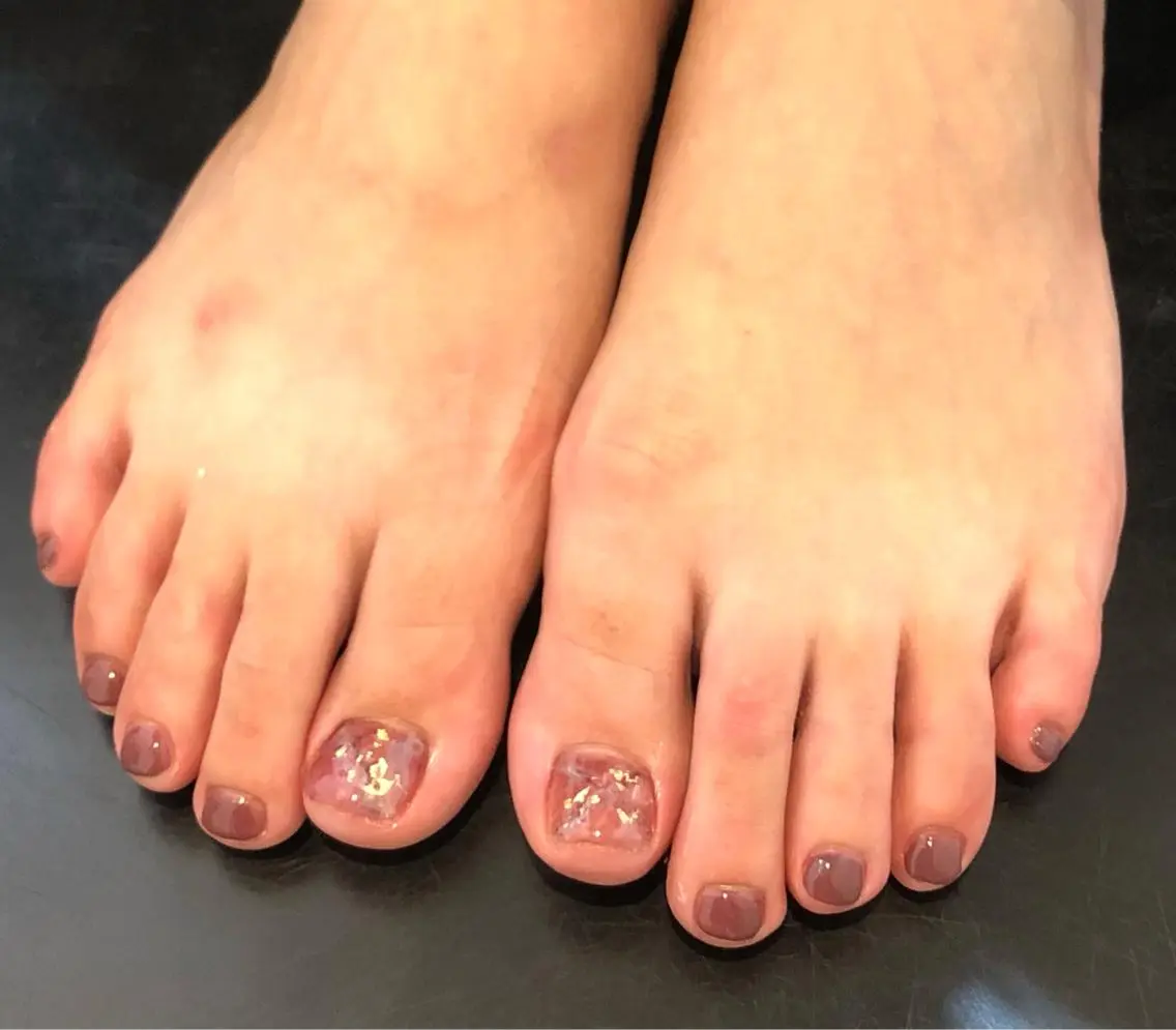 ネイル ブラウン ピンク フットネイル 髙橋 優菜のネイルデザイン