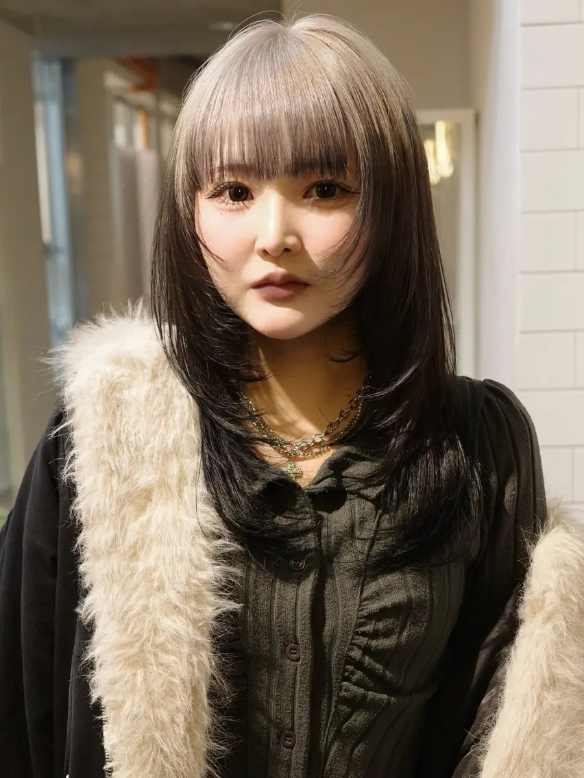 セミロング カラー ヘアカラー イツク ⚡️ ルーツ/ハイトーンのヘアスタイル