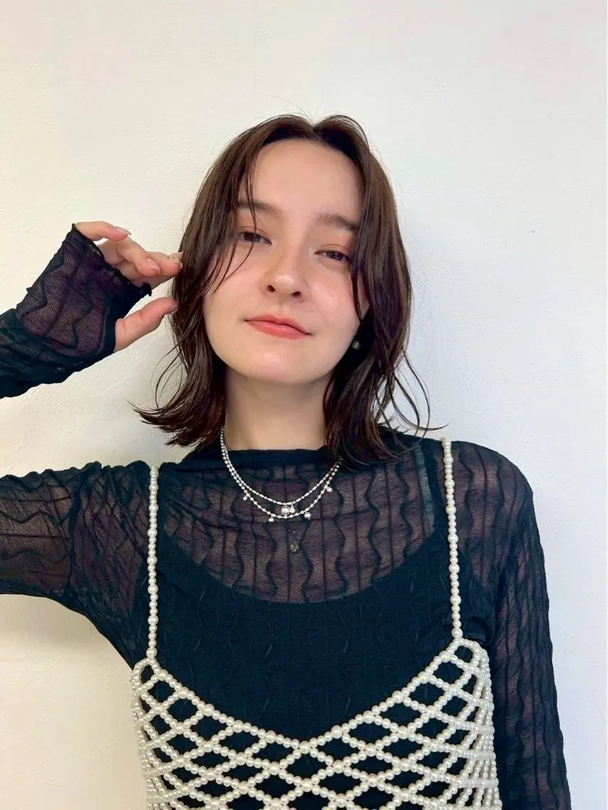 ミディアム 亀澤 瑚奈のヘアスタイル
