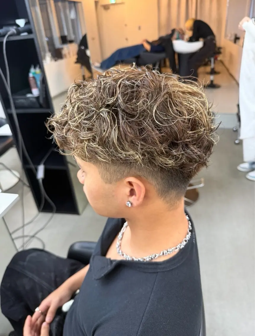ショート パーマ メンズ メンズハイライト ハイライト カット パーマ メンズパーマ 縮毛矯正のヘアスタイル