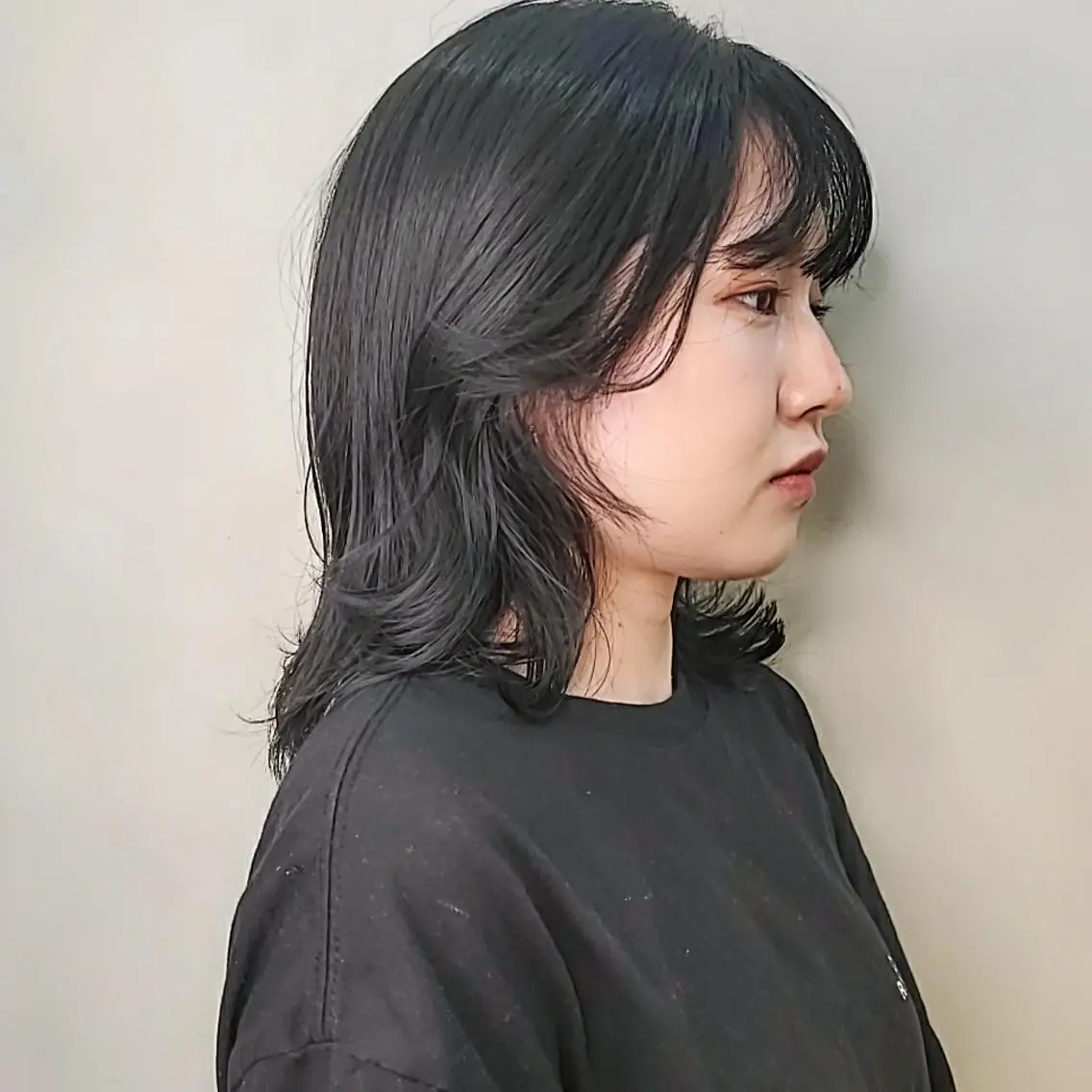 ミディアム カラー 黒髪 ブルーカラー ブルーブラック 顔周りカット 韓国風ヘア 韓国レイヤー suzuのヘアスタイル